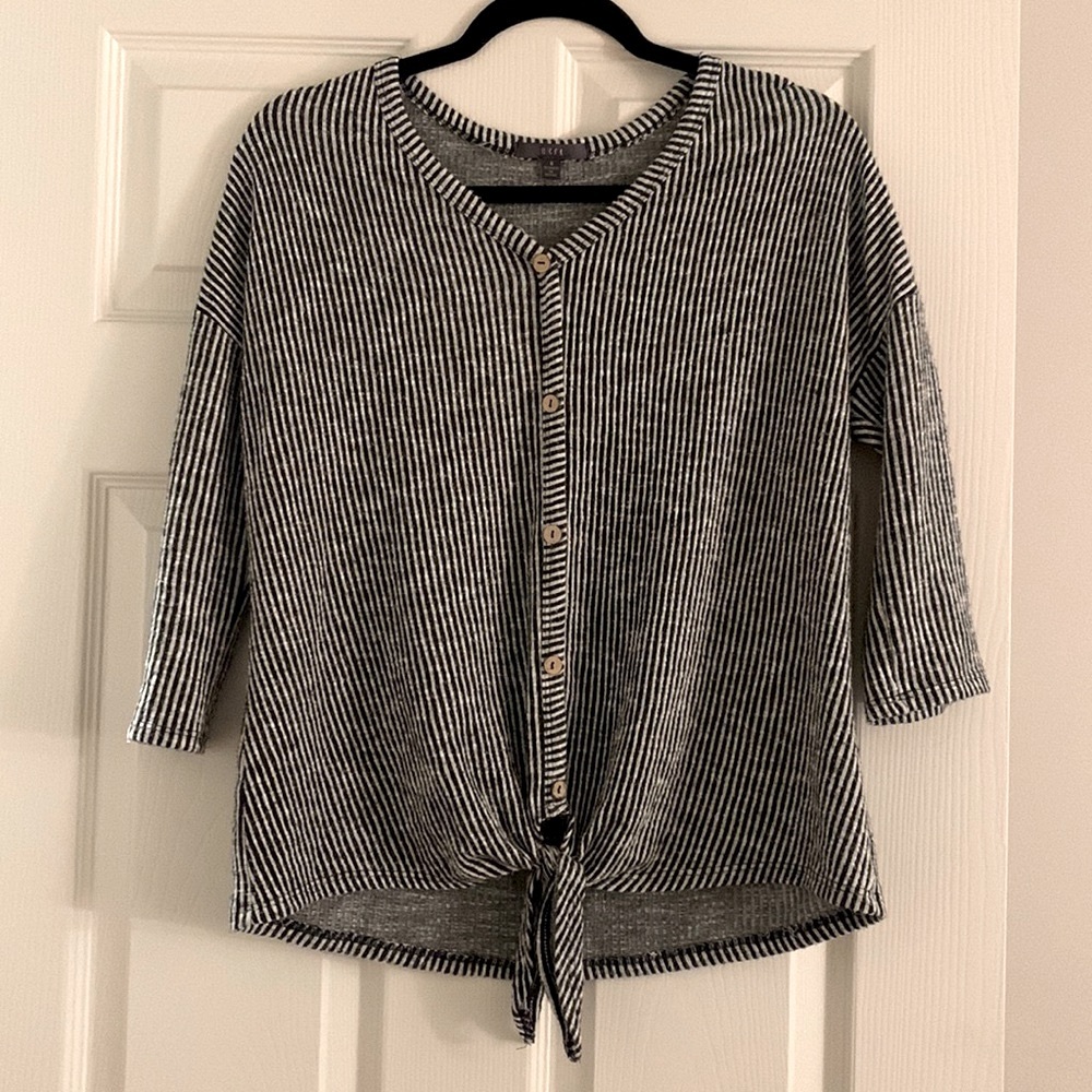 3/4 sleeve black and white striped shirt